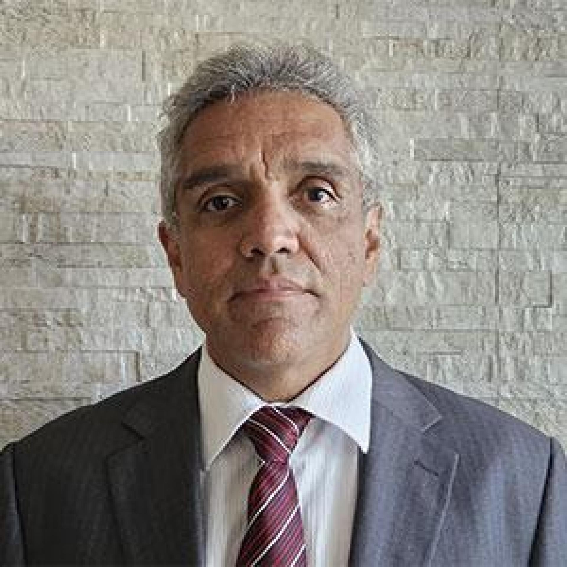 Dr.  Claudio Carvalho