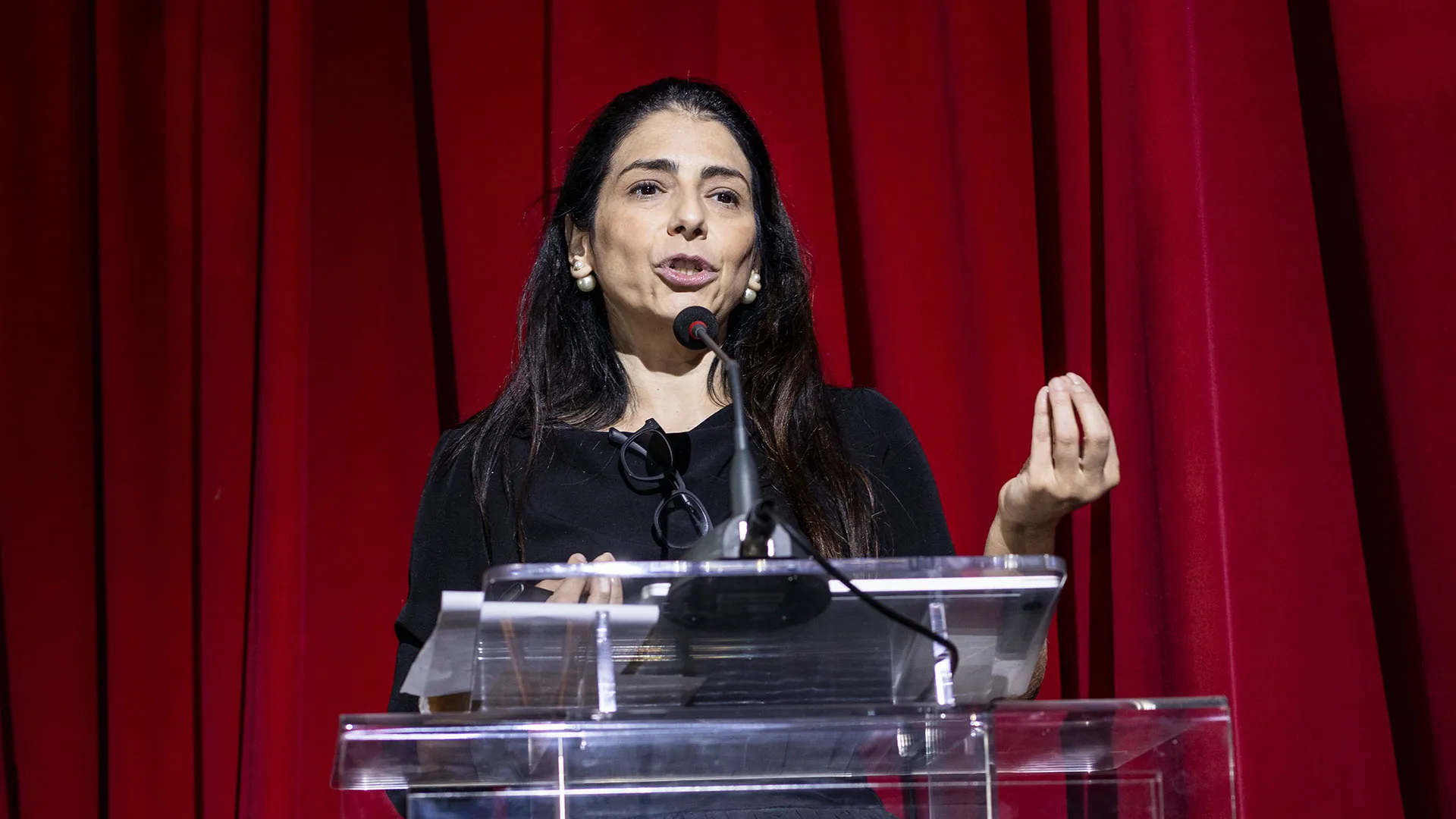 Ministra alerta sobre manipulação digital e democracia